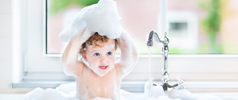 enfant dans le bain